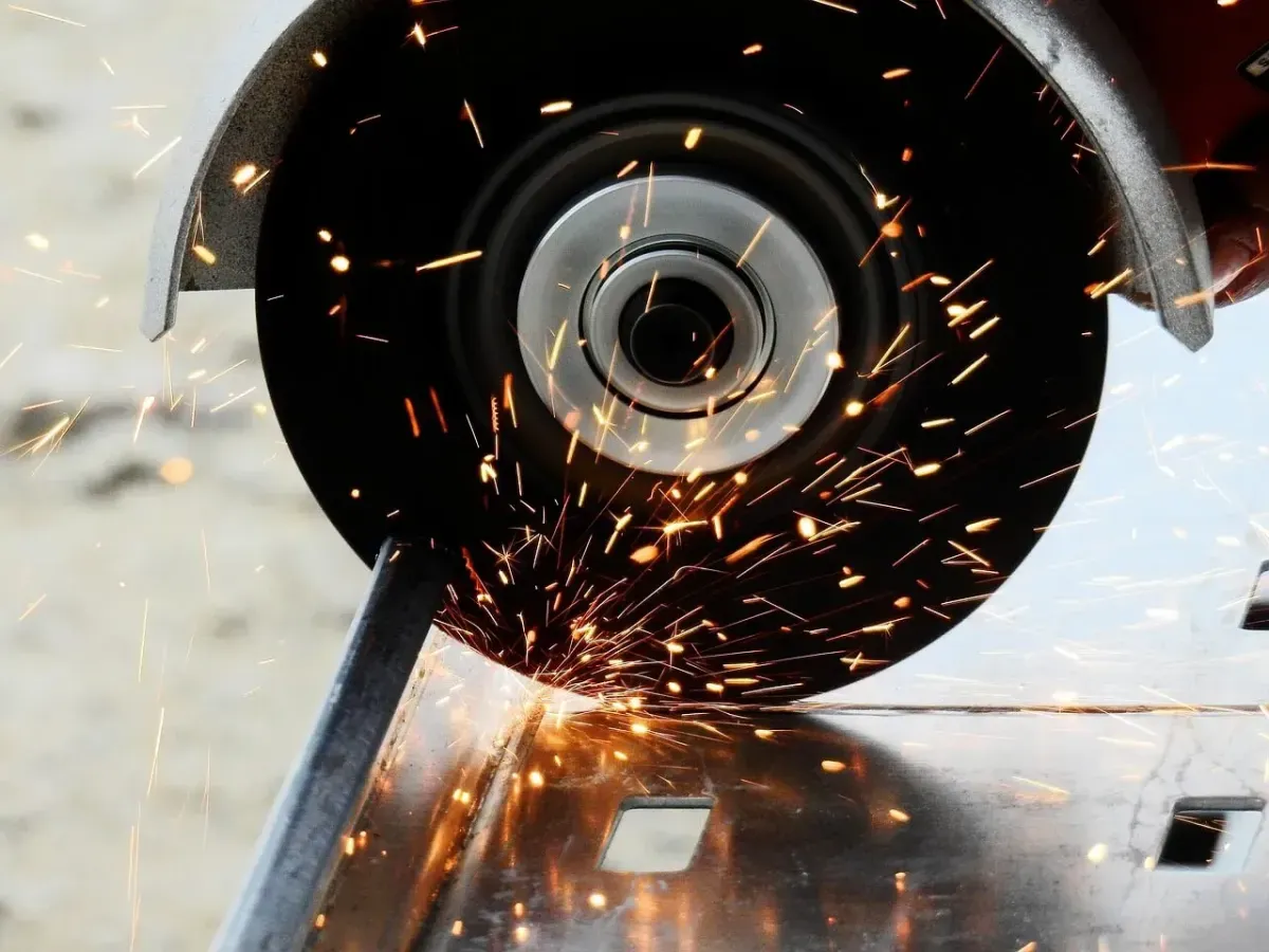 Jak ciąć i szlifować skutecznie metal?